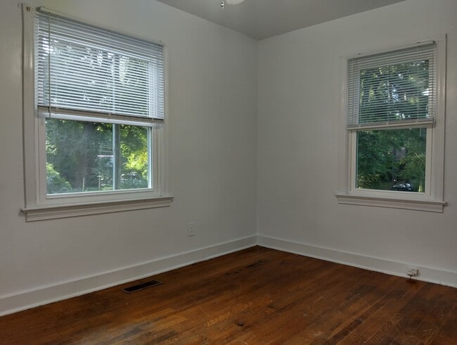 Building Photo - Lovely single family home available in the...