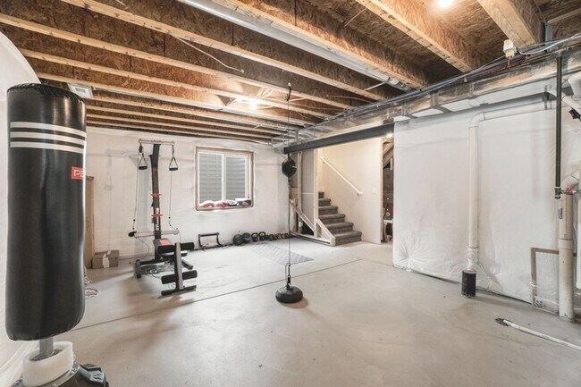 Building Photo - New and Modern Home