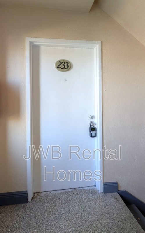 Building Photo - 222 16th Ave N