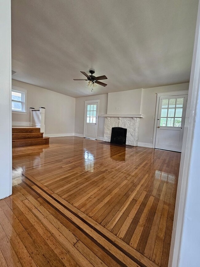 Building Photo - HALF MONTH FREE* Single family home with n...