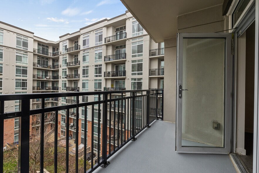 Building Photo - 301 Cmns Pk S