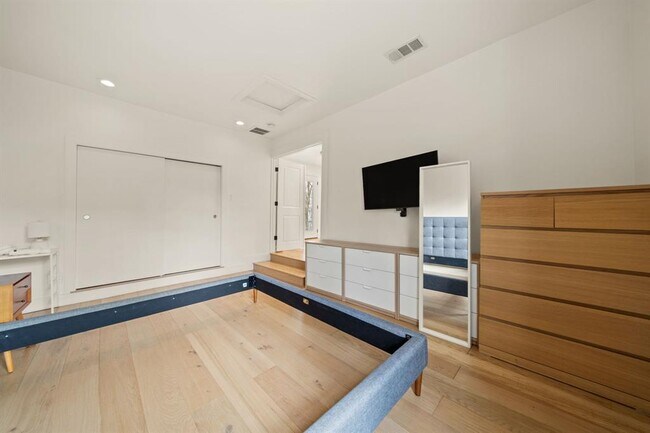 Building Photo - 912 Mansell Ave