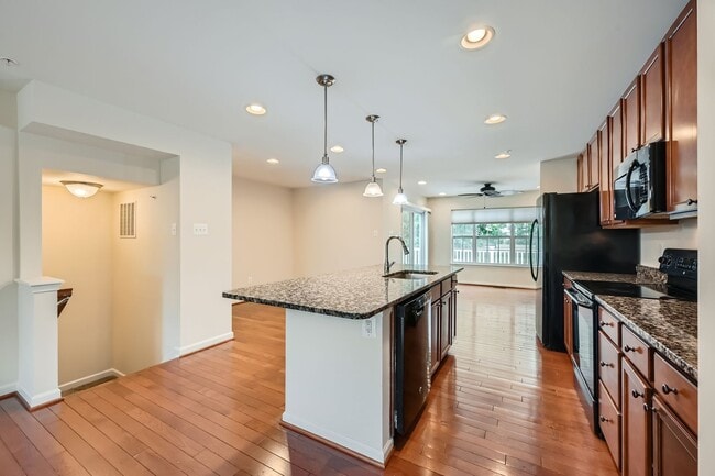 Building Photo - Spacious & Stylish 3BR/2.5BA TH in Frankli...