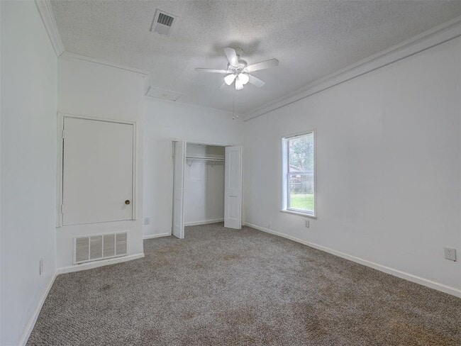 Building Photo - 610 Linden St