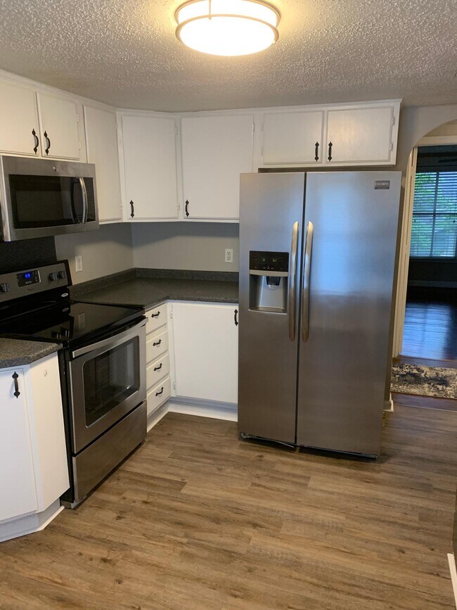 Kitchen #1 - 208 S Summit Ave
