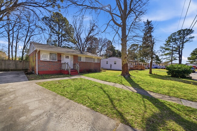 Building Photo - 613 Normandy St