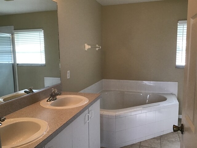 Building Photo - 558 Hatcher St SE