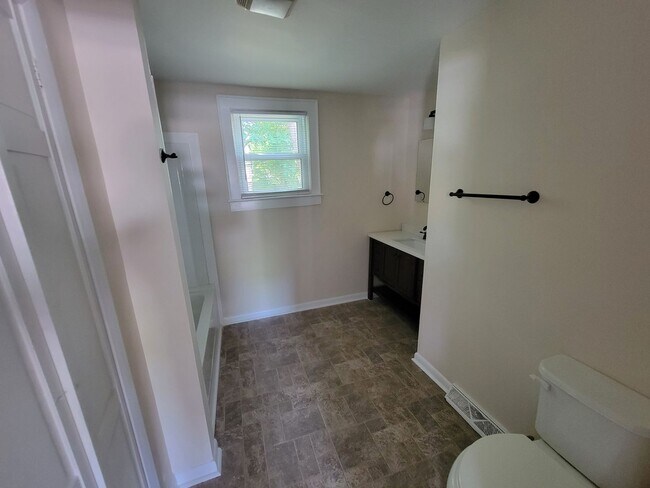 Building Photo - 3 Bedroom 2 Bathroom House