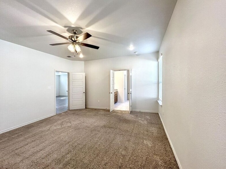 Building Photo - 866 Freedom Cir