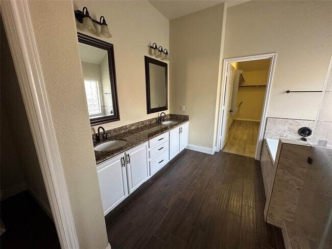 Building Photo - 5703 Saragosa Dr