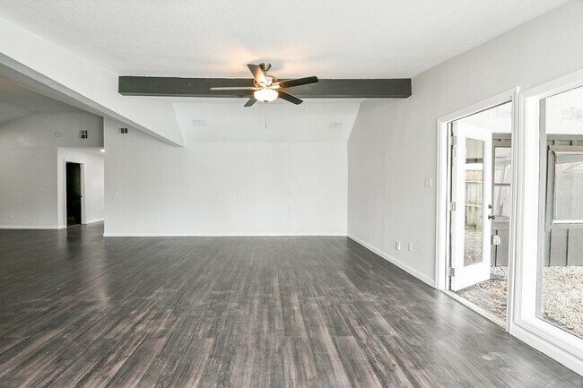 Building Photo - 6002 Greenmont Dr