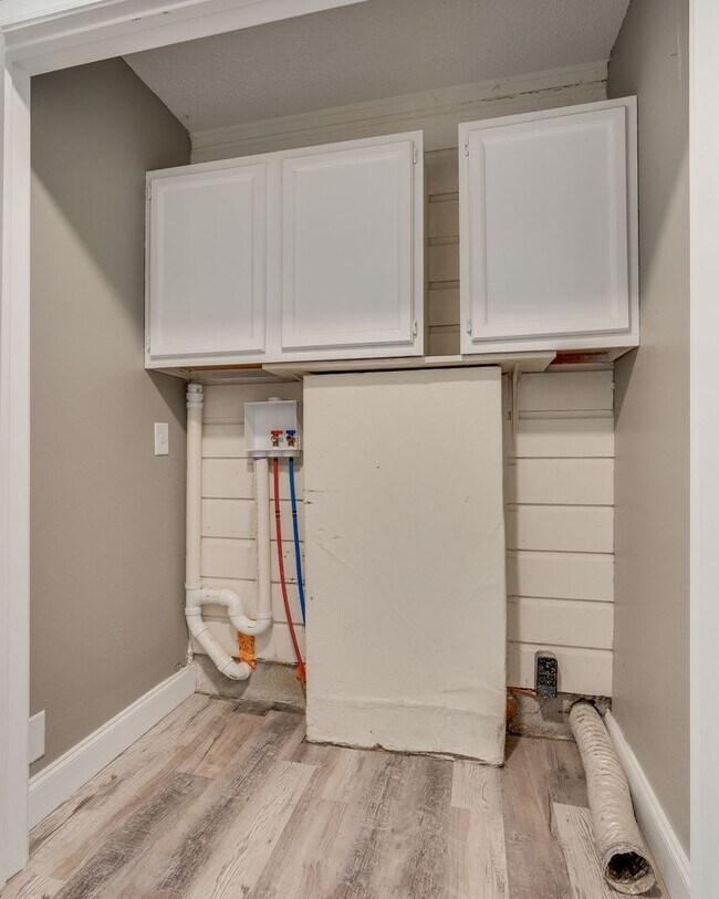 Building Photo - 3 Bed/2 Bath fully Renovated House