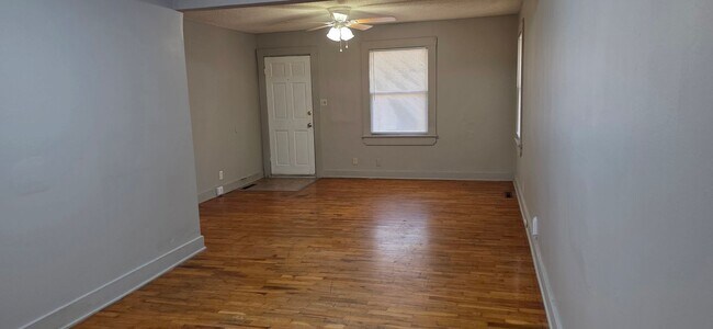 Building Photo - 4 Bedroom 2 Bathroom! $1195!