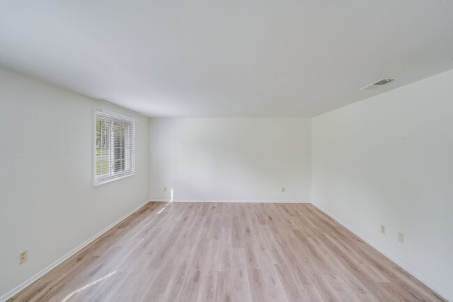 Building Photo - Fully Renovated 2BR Home with New Deck & L...