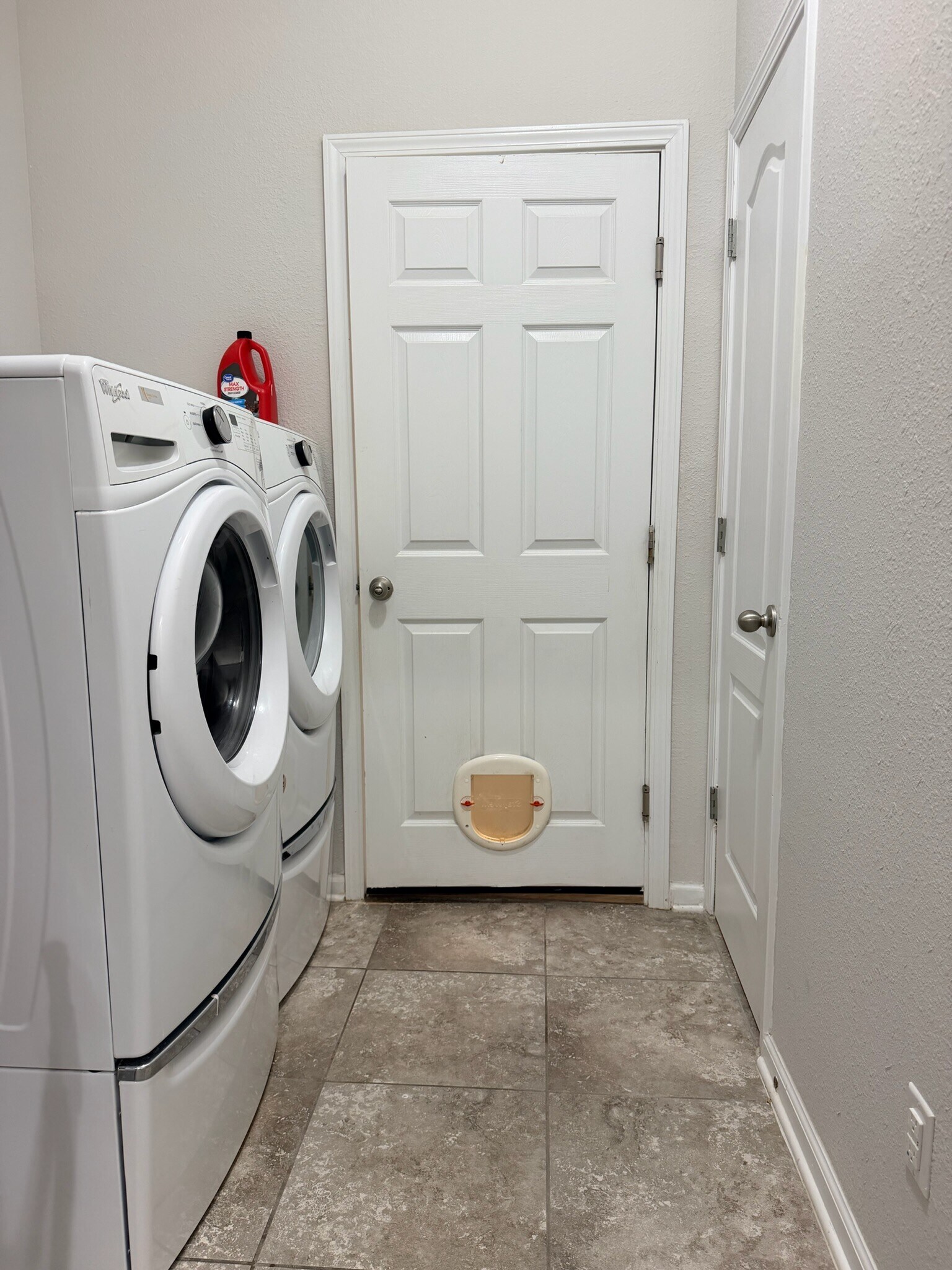 Full Washer & Dryer - Linen Closet - 200 Larkin Place