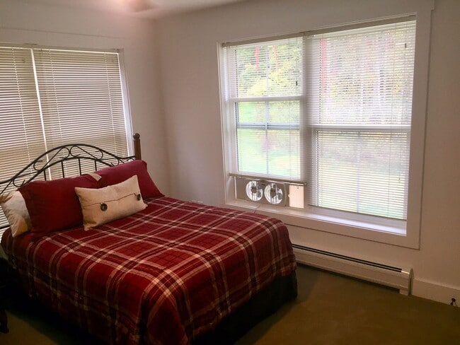 Building Photo - 3BR Shelburne Townhouse Available 6/1!