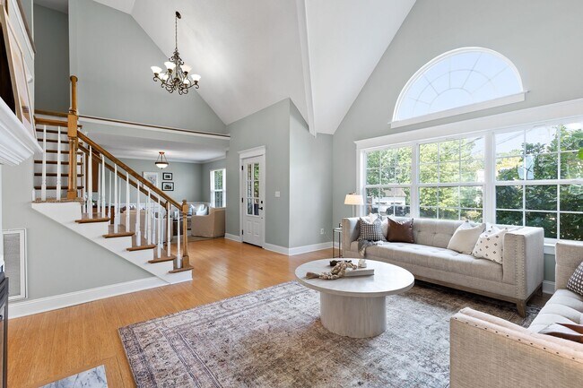 Building Photo - 4 bedroom 2.5 bath house with lawncare, in...