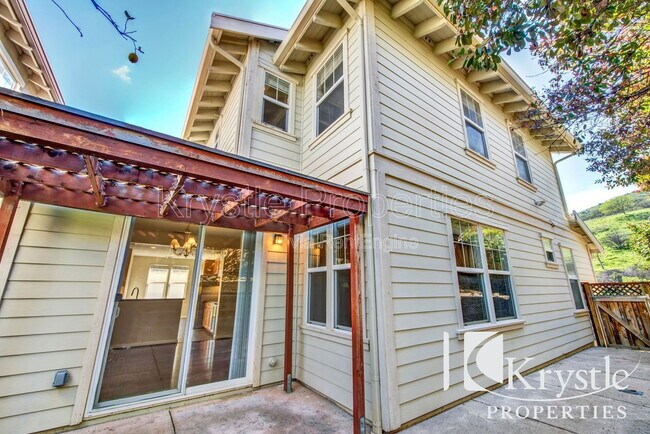 Building Photo - 8388 Bennington Ct