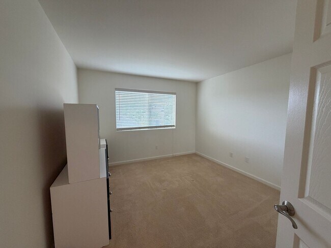 Building Photo - Spacious 4-Bedroom Ewa Beach Home with Den...