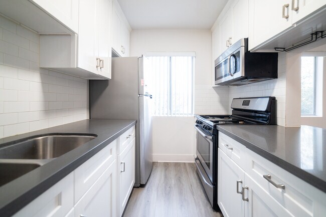 Building Photo - 2233 Ridgeley Dr