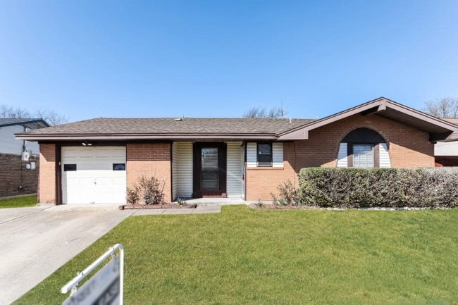 Building Photo - 2626 Princeton Dr