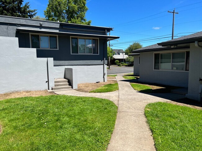Building Photo - Stunning / Extra Large 1-Bedroom! Faux Hardwood Floors, Washer & Dryer, Stainless Appliances & Pe...