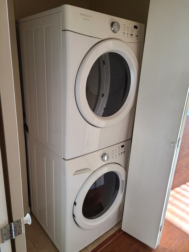 Building Photo - 15024 Magnolia Blvd