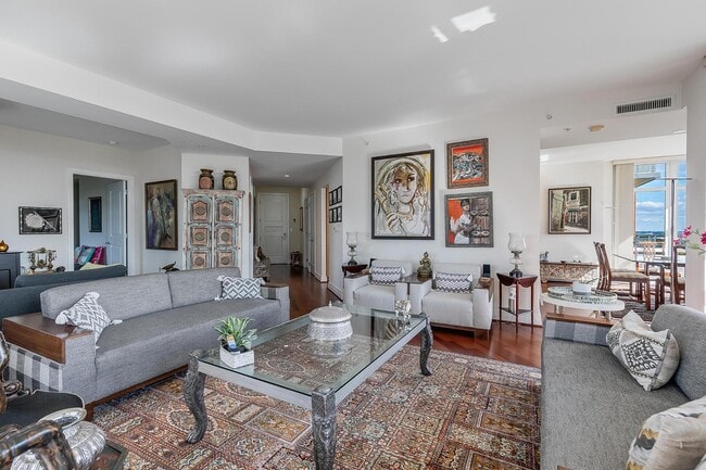 Building Photo - 8220 Crestwood Heights Dr