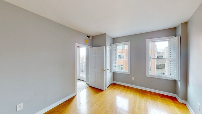 Building Photo - 718 W Trade St