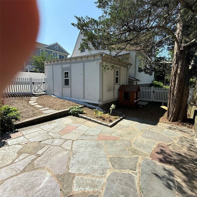 Building Photo - 319 Oakland Beach Ave
