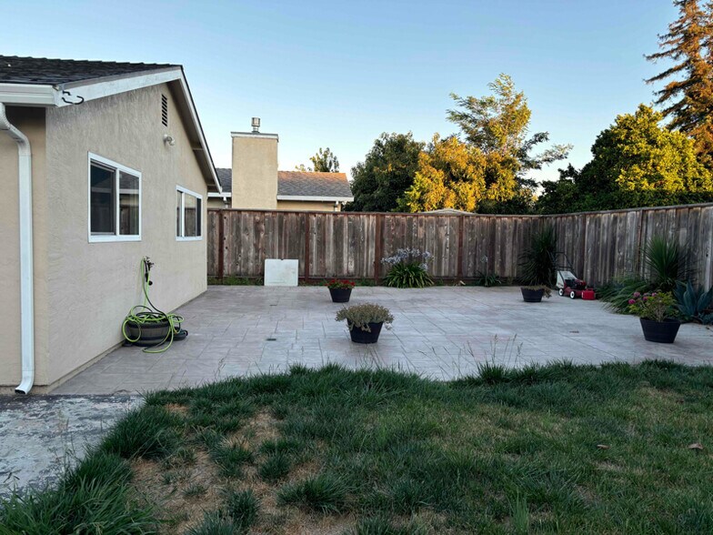 Building Photo - 3225 Lake Arrowhead Ave