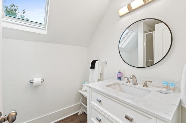 Building Photo - 22103 Lakeview Dr