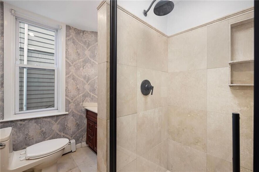 Building Photo - 5 Solar St