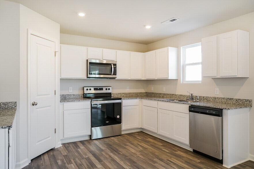 Building Photo - 668 Savanac St SE