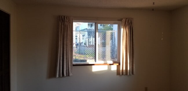 Building Photo - 3 bedroom, 2 bathroom home in well established neighborhood.