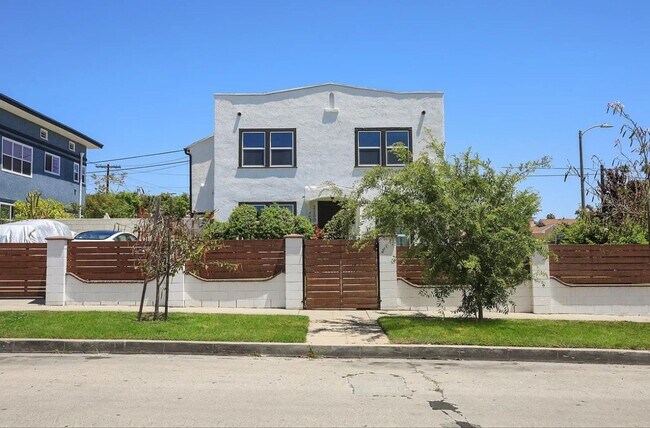 Building Photo - 1/2 OFF FIRST MONTH! BEAUTIFUL & SPACIOUS ...