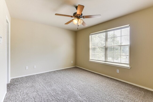 Building Photo - NICE 3 BEDROOM 2.5 BATH TOWNHOUSE LOCATED ...