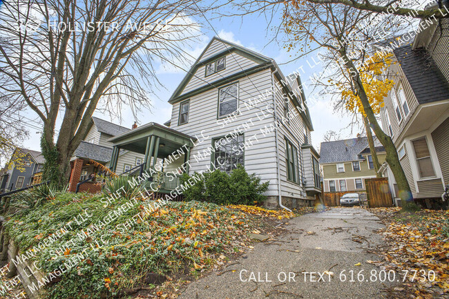 Building Photo - DARLING 5 Bedroom With Tons of Character!