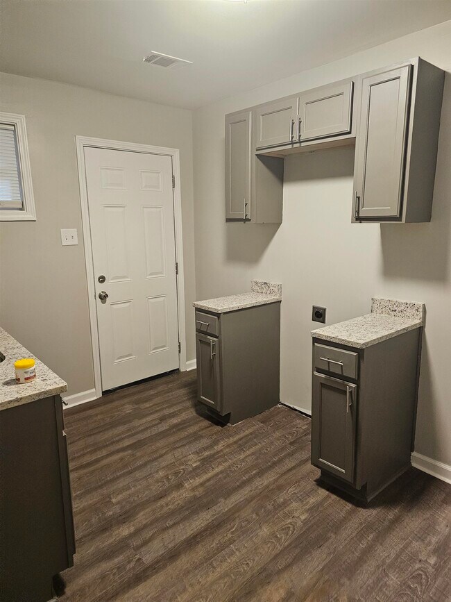 Building Photo - 30 E McKellar Ave