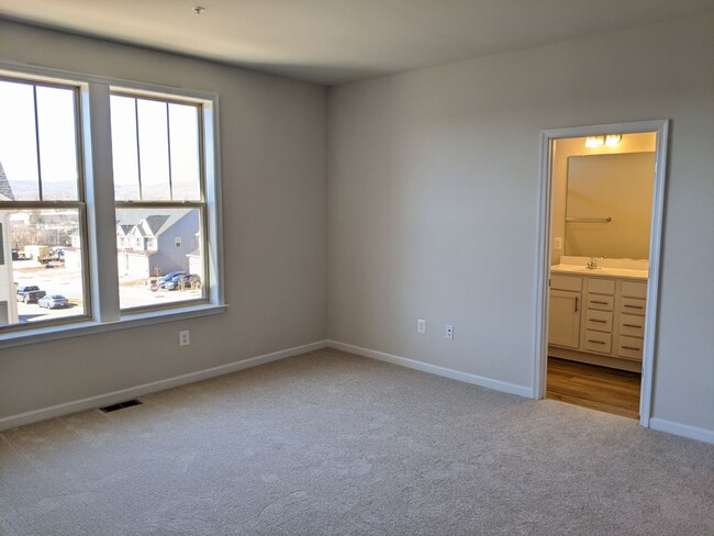 Building Photo - Beautiful 3 level END UNIT townhouse in Je...