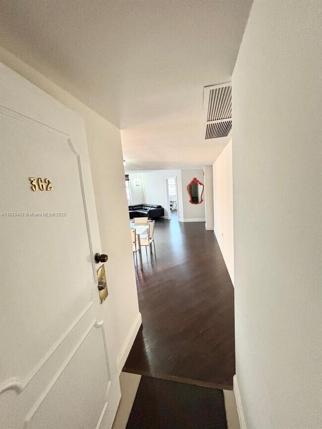 Building Photo - 801 Brickell Bay Dr