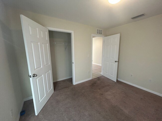 Building Photo - 3927 NE 23rd Pl