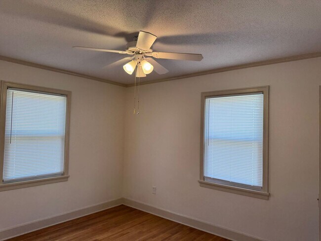 Building Photo - Just Remodeled! Conveniently located 3bdr/1ba Home! Brick Accent Walls!