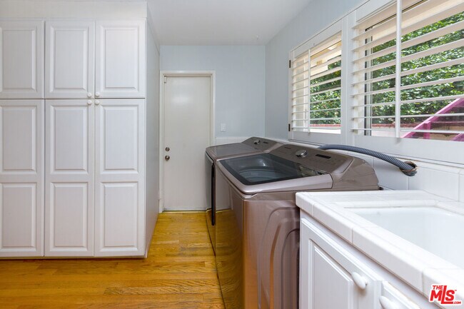 Building Photo - 9808 Hillgreen Pl