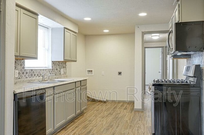 Building Photo - 2124 S Sunnylane Rd