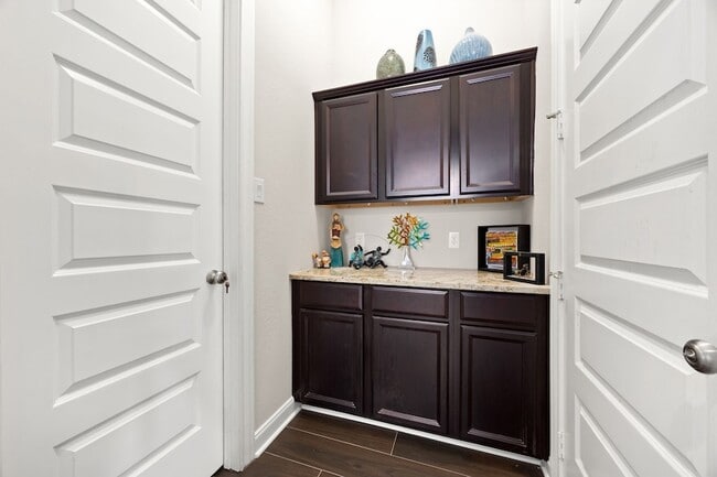 Building Photo - 25819 Oakwood Knoll Dr