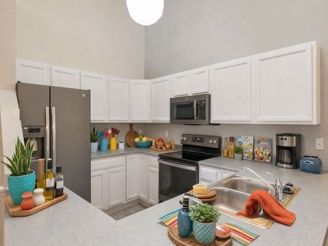 Building Photo - 1BR w/ Attached Garage & Balcony near Downtown Littleton