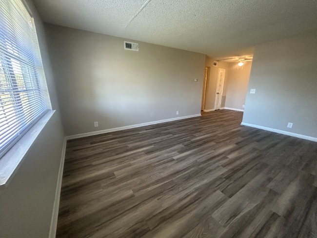 Building Photo - 300 Berkley Dr