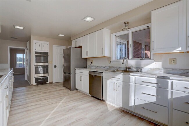 Building Photo - 3 Bedroom 3 Bathroom Home on a 1 Acre Lot