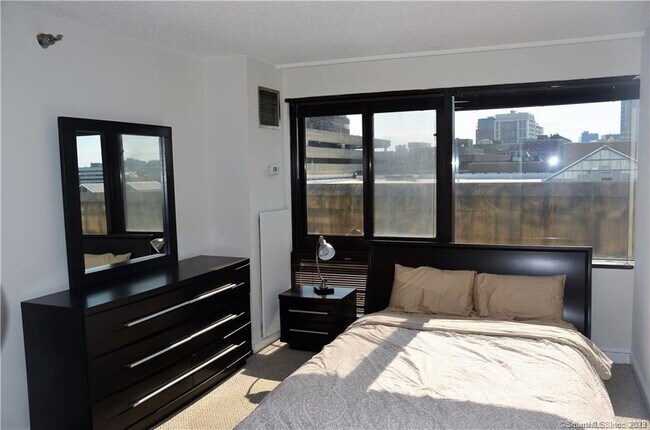 Building Photo - 127 Greyrock Pl